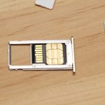 microSDcard にSIMカードを貼りつけて排他利用のスロットに差し込むことができるらしい